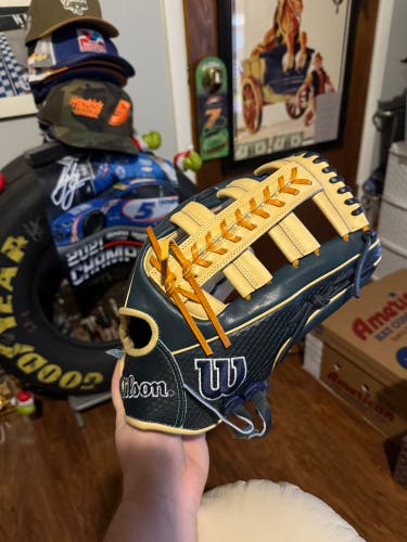 Wilson A2000 RH Outfield Baseball Glove 12.75" (New)