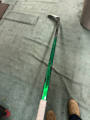 Senior Bauer Vapor Hyperlite 2 Right Handed Hockey Stick P88 65 Flex Pro Stock (New)