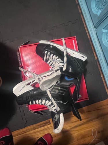 2023 CCM JetSpeed FT675 Senior Hockey Skates Regular Width Pro Stock 8.5 (Used)