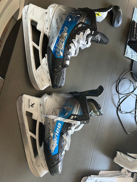 2023 Bauer Vapor Hyperlite 2 Hockey Skates Regular Width 9.5 (Used)