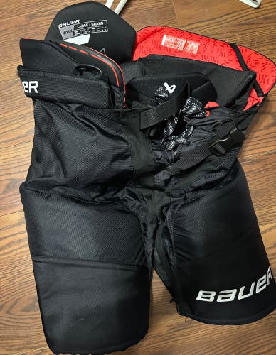 Senior women’s Medium Bauer Vapor X-W Hockey Pants (Used)