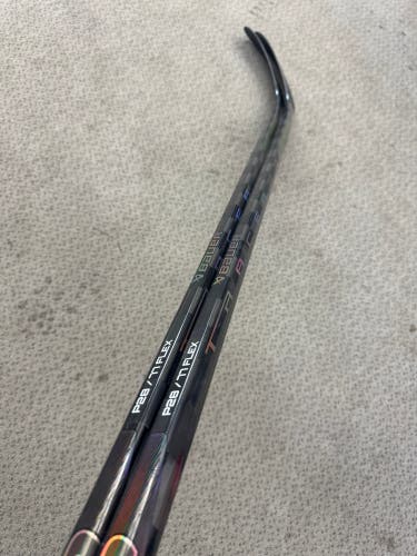 2-Pack Senior Black Bauer Nexus Tracer Right Handed Hockey Stick P28 77 Flex (New)