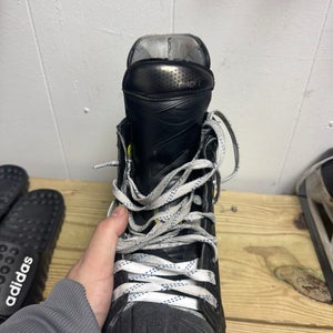 2023 Bauer Vapor Hyperlite 2 Hockey Skates Regular Width 7 (Used)