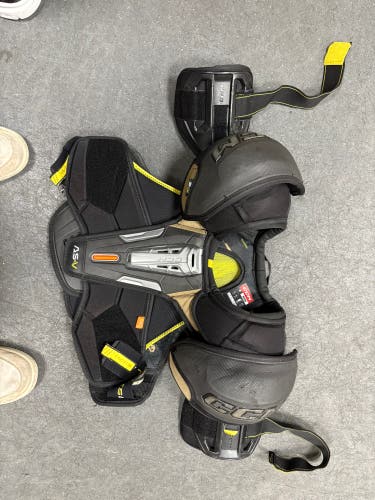 Men's Medium Senior CCM Tacks AS-V Shoulder Pads (Used)