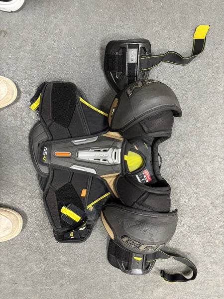 Men's Medium Senior CCM Tacks AS-V Shoulder Pads (Used)