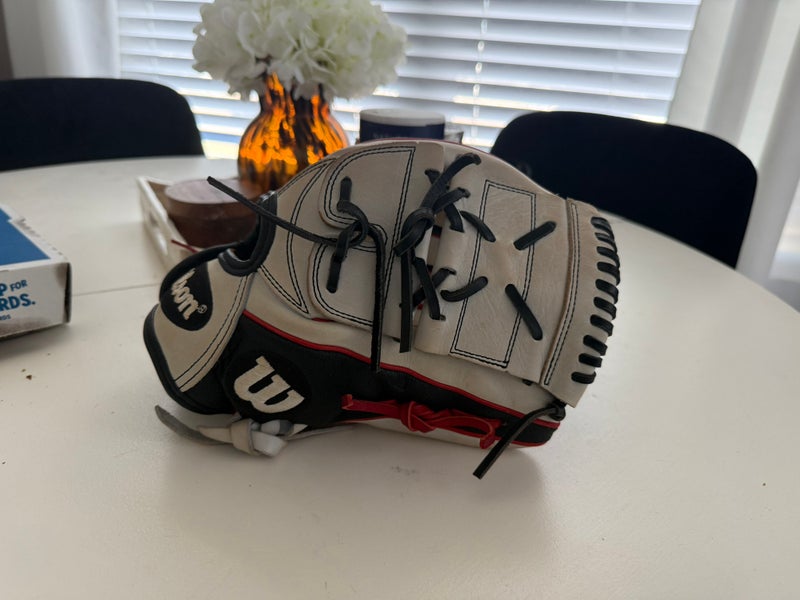 Wilson A2000 RH Pitcher's Softball Glove 12.25" (Used)