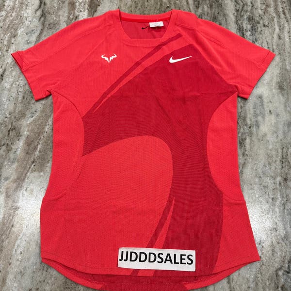 Nike ナダル　レッド Tシャツ ロゴ入り Nike Rafael Nadal Custom Player PE Issued Tennis Shirt Coral Red