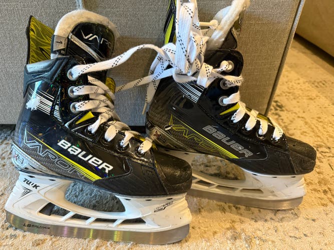 2023 Bauer Vapor X4 Hockey Skates Regular Width Size 1 (Used)