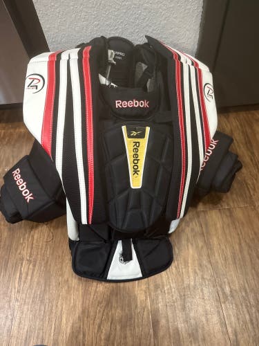 Medium Reebok P4 Goalie Chest Protector (Used)