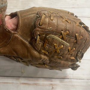 Rawlings Vintage wing Tip RHT Infield Baseball Glove 12" (Used)