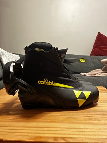 Size 12 Fischer RC3 Cross Country Ski Boots (Used)