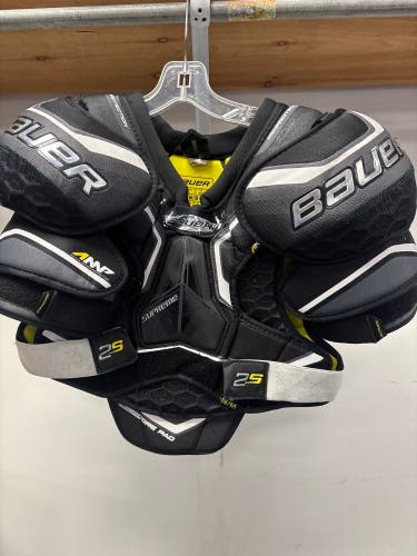 Medium Senior CCM Supreme Shoulder Pads (Used)