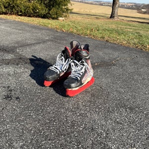 2021 Bauer Vapor Hyperlite Hockey Skates Regular Width 9.5 (Used)