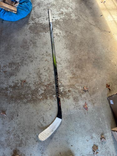 Senior Bauer Vapor Hyperlite 2 Right Handed Hockey Stick P92 87 Flex (Used)