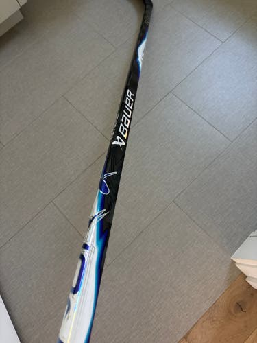Intermediate Bauer Vapor FlyLite Right Handed Hockey Stick P92 55 Flex (New)