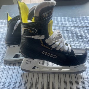 2023 Bauer Supreme 3S Hockey Skates Size 3.5 (Used)