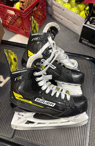 size 5.5 Bauer Supreme M3 (Used) Intermediate ice Hockey Skates sz int