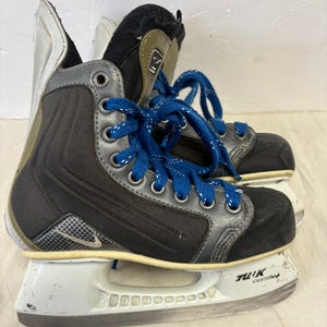 Nike Quest Q4 Hockey Skates Extra Wide Width Size 4 (Used)