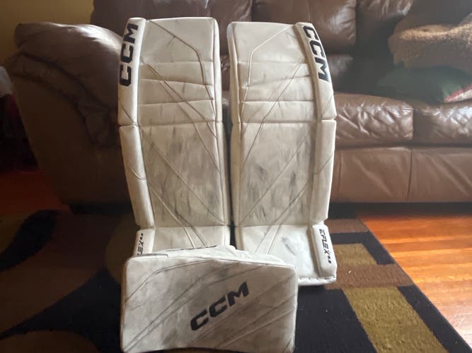 34" 2023 CCM EFlex 6.9 Goalie Leg Pads (Used)