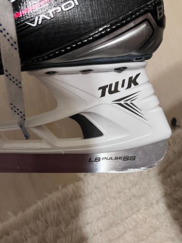 2023 Bauer Vapor X4 Hockey Skates Regular Width 7 (New)