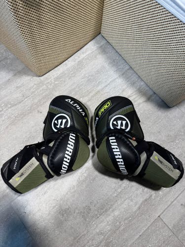 Senior Medium Warrior Alpha Pro Elbow Pads (Used)