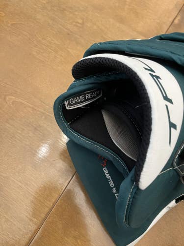 True 20.2 Glove and Blocker Set Regular Pro Stock (Used)