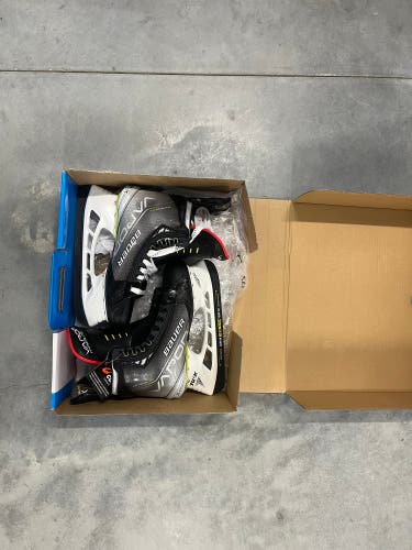 2021 Bauer Vapor Hyperlite Hockey Skates Regular Width 7 (New, untouched, tags still on them)