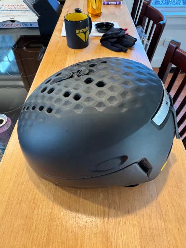 Men's Medium Oakley MOD3 Helmet (Used)