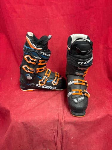 Ski Boots: Mondo 26 & 26.5 Men's Tecnica Ski Boots (Used)