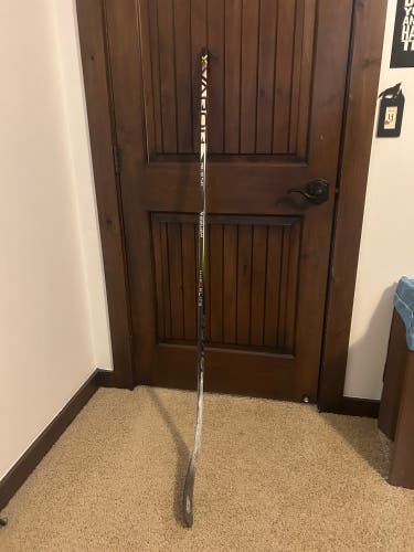 Junior Bauer Vapor Hyperlite 2 Right Handed Hockey Stick P92 50 Flex (Used)