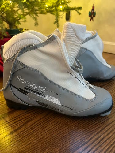 Classic Size 8.0 Rossignol Cross Country Ski Boots (Used)