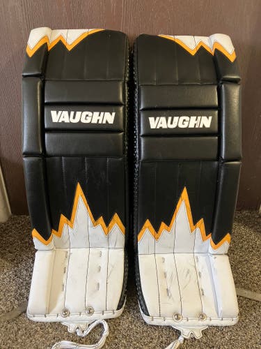30" Intermediate Vaughn Velocity V9 Iceberg Goalie Leg Pads (Used)