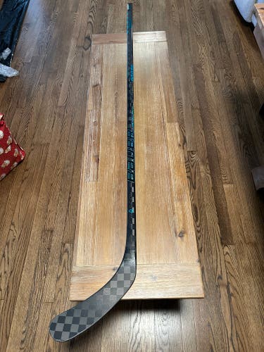 Senior Bauer Twitch Right Handed Hockey Stick P92 77 Flex (New)