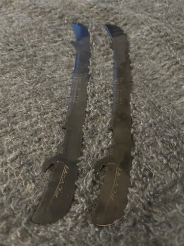 Bauer Fly-Ti Pro Stock Steel Runners Size 272 Used