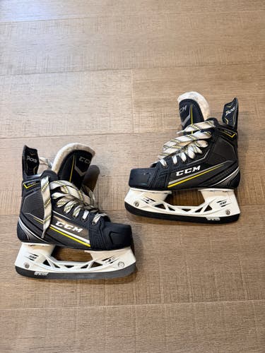 CCM Tacks 9080 Hockey Skates Regular Width Size 2 (Used)
