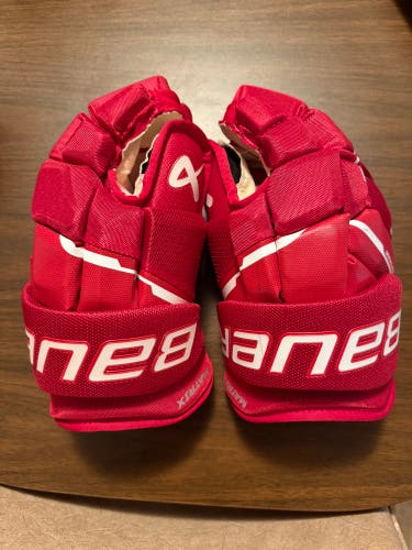 Like NEW. Bauer Supreme Matrix Gloves 14" (Used)