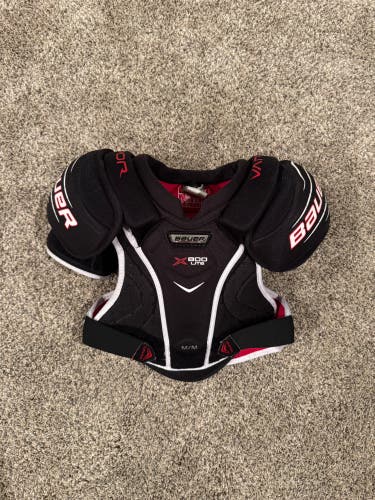 Medium Junior Bauer Vapor X800 Lite Shoulder Pads (Used)