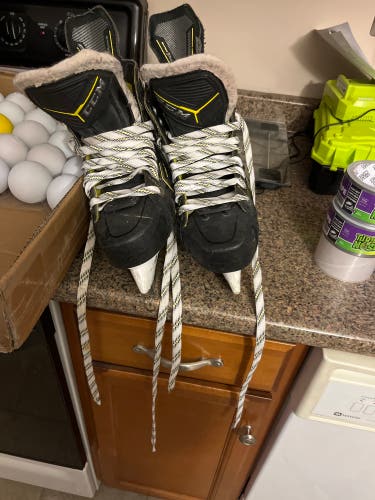 2020 CCM Super Tacks 9370 Hockey Skates Extra Wide Width 7 (Used)