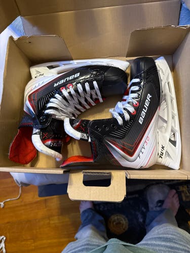 2025 Bauer Vapor Fly40 Hockey Skates Regular Width 7.5 (Used)