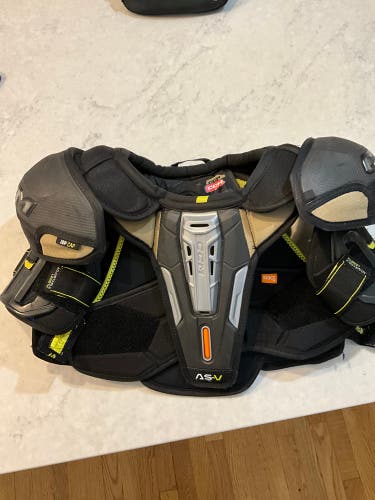 CCM AS-V Shoulder Pads Junior Large