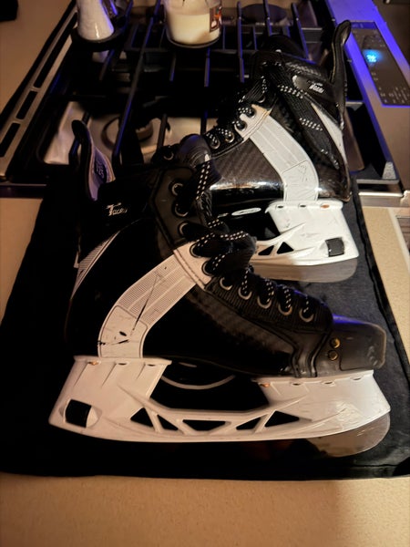 2024 CCM Tacks 652 Hockey Skates Regular Width Size 6 (Used)