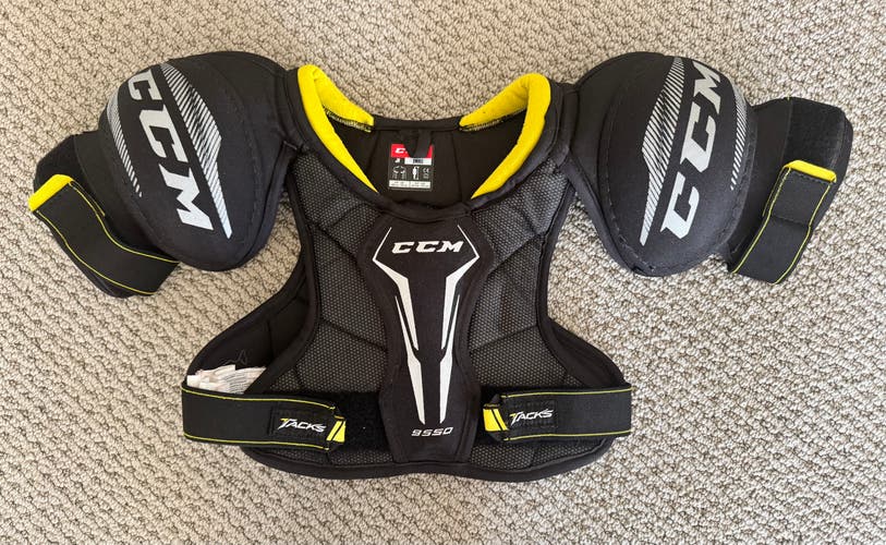 Youth Small Junior CCM Tacks 9550 Shoulder Pads (Used)