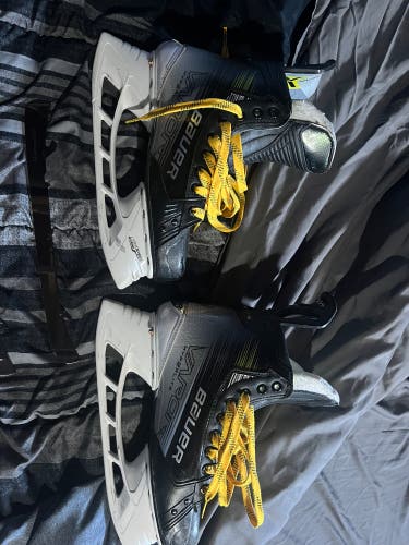 2023 Bauer Vapor Hyperlite 2 Hockey Skates Pro Stock 8.5 (Used)