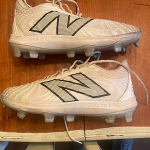 White Men's Size M 10.0 (W 11.0) Adult New Balance Low Top Molded Cleats (Used)