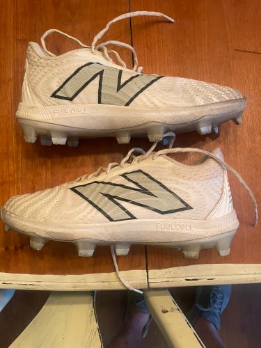 White Men's Size M 10.0 (W 11.0) Adult New Balance Low Top Molded Cleats (Used)