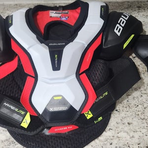 Medium Senior Bauer Vapor Hyperlite Shoulder Pads (Used) like new
