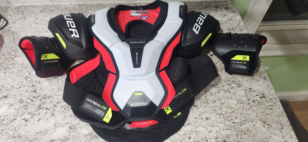 Medium Senior Bauer Vapor Hyperlite Shoulder Pads (Used) like new