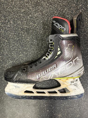 2021 Bauer Vapor Hyperlite Hockey Skates Regular Width 8 (Used)
