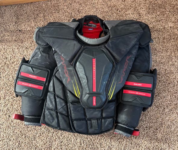 Medium  Bauer Vapor Hyperlite 2 Goalie Chest Protector
