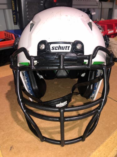 USED YOUTH VENGEANCE A3 - SMALL - WHITE